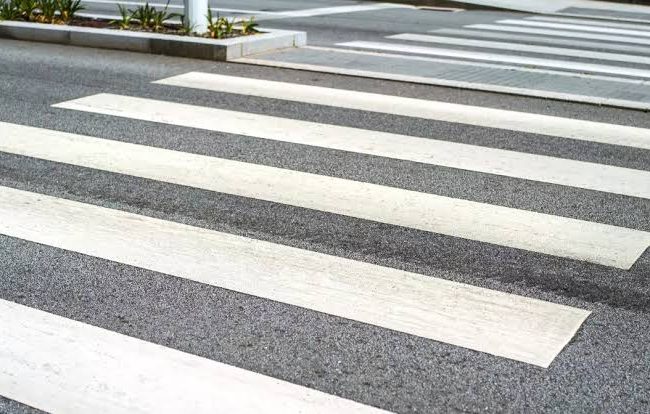 trecerea de pietoni fantoma din cluj napoca deruteaza turistii marcajele au disparut dar oamenii continua sa traverseze pe traian vuia