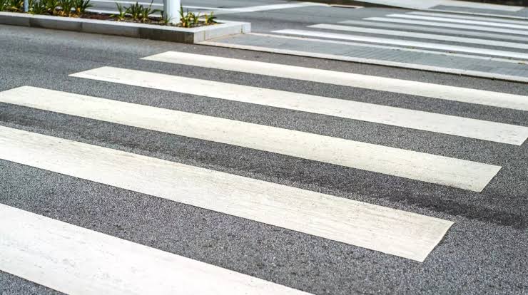 trecerea de pietoni fantoma din cluj napoca deruteaza turistii marcajele au disparut dar oamenii continua sa traverseze pe traian vuia