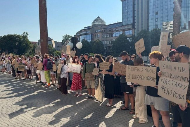 val de proteste in ucraina dupa destituirea ministrului apararii reprezentantii mass media