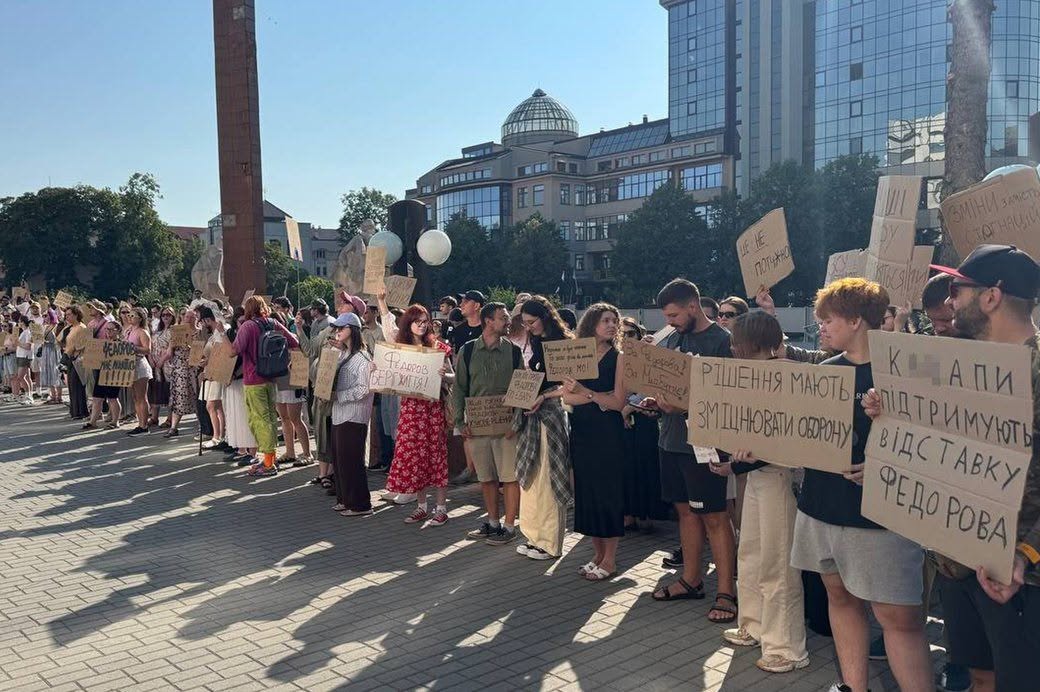 val de proteste in ucraina dupa destituirea ministrului apararii reprezentantii mass media