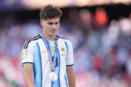 Alvarez rămâne „concentrat” în ciuda zvonurilor de transfer, afirmă noul său coechipier de la Atletico, Romero.