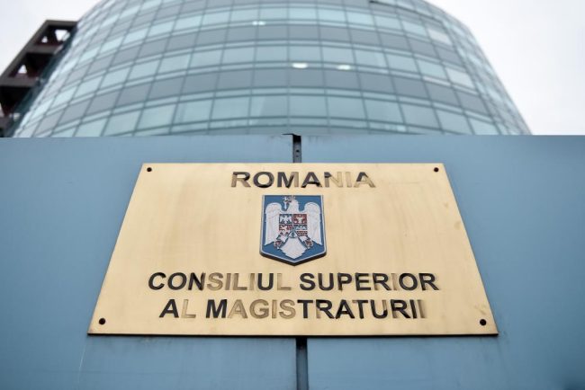 CSM solicta clarificari publice cu privire la intalnirea premierului Bolojan cu presedinta CCR Simina Tanasescu