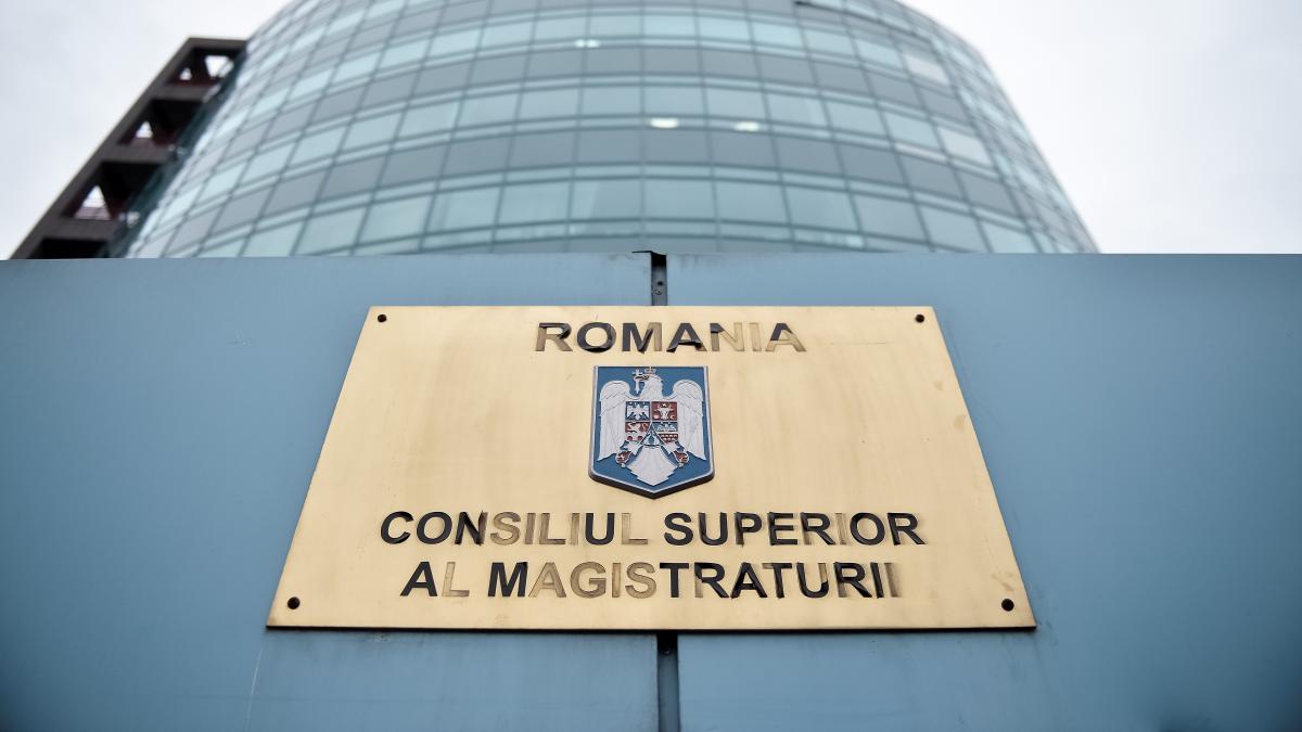 CSM solicta clarificari publice cu privire la intalnirea premierului Bolojan cu presedinta CCR Simina Tanasescu
