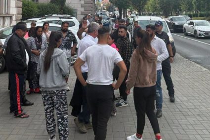 Cele șapte persoane care au atacat o ambulanță acuzând că „fură copii” rămân în arest. Decizia este…