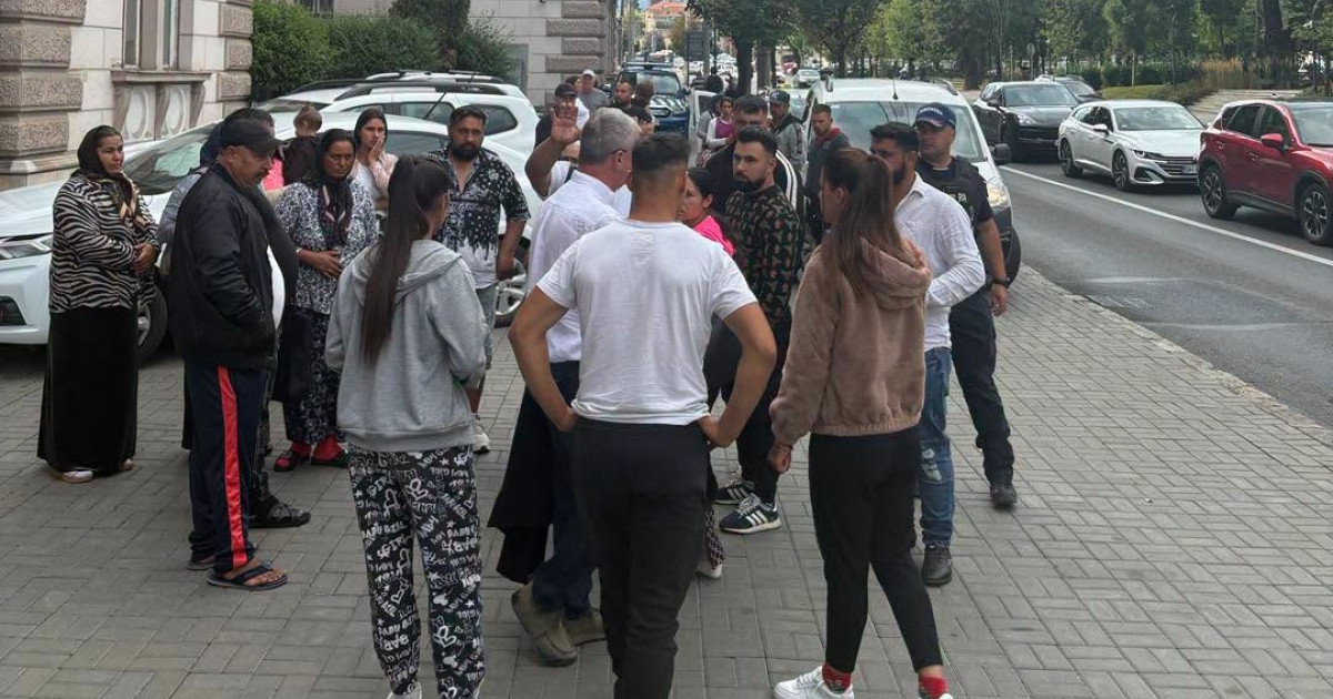 Cele sapte persoane care au atacat o ambulanta acuzand ca fura copii raman in arest Decizia este