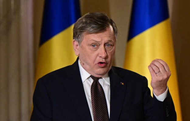 Crin Antonescu crede ca Nicusor Dan ar trebui sa demisioneze daca nu solutioneaza criza politica