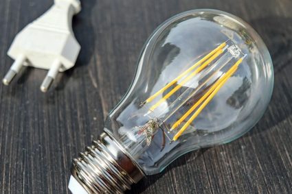 Cum economisește Bolojan la electricitate: Spune că nu aprinde becul și aerul condiționat: „Ajung târziu,…”