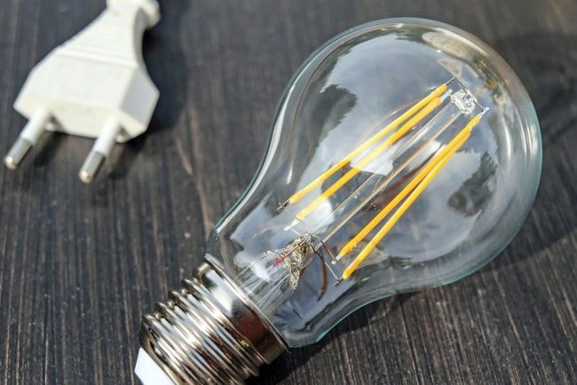 Cum economiseste Bolojan la electricitate Spune ca nu aprinde becul si aerul conditioat Ajung tarziu