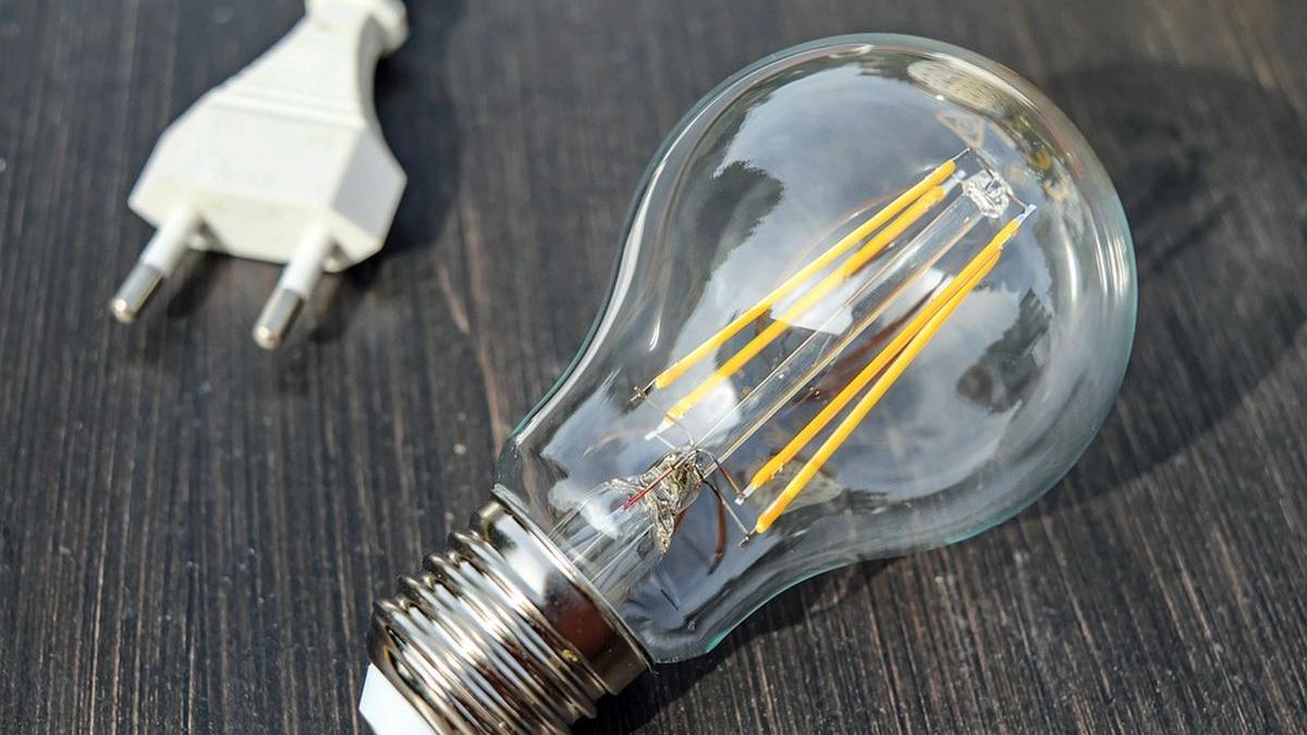 Cum economiseste Bolojan la electricitate Spune ca nu aprinde becul si aerul conditioat Ajung tarziu