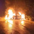 Masina cuprinsa de flacari in urma coliziunii cu un copac in Arges Un tanar a fost scos din vehicul in stare incoerenta