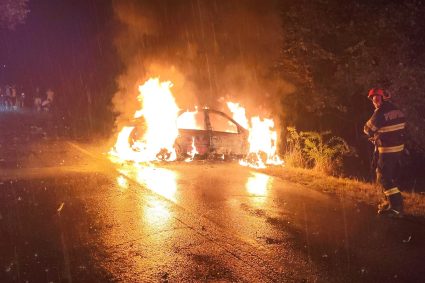 Mașină cuprinsă de flăcări în urma coliziunii cu un copac în Argeș. Un tânăr a fost scos din vehicul în stare incoerentă.