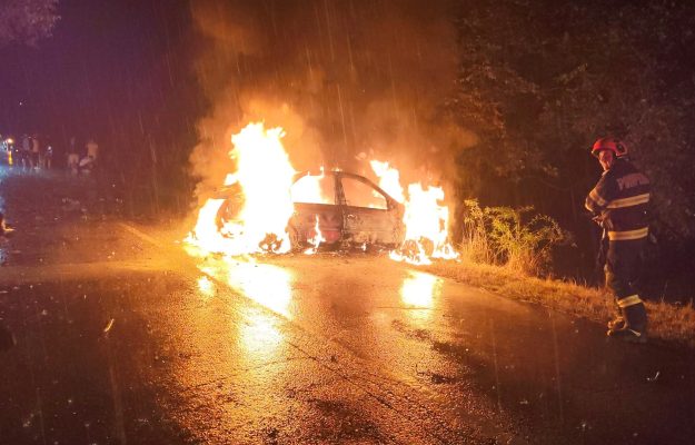Masina cuprinsa de flacari in urma coliziunii cu un copac in Arges Un tanar a fost scos din vehicul in stare incoerenta