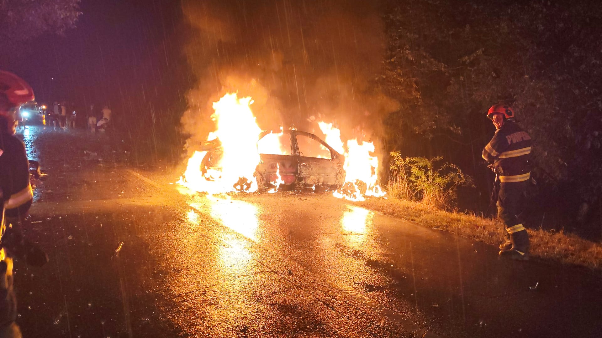 Masina cuprinsa de flacari in urma coliziunii cu un copac in Arges Un tanar a fost scos din vehicul in stare incoerenta