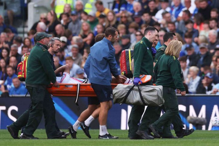 O noua drama dupa dificultatile care i au afectat cariera A parasit terenul din Premier League pe targa