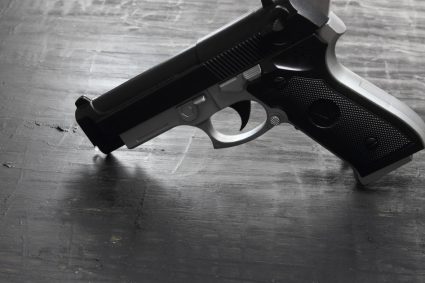 Trei persoane au fost deferite justiției pentru că au introdus în România arme letale achiziționate din Turcia.
