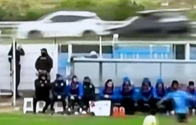 video o minge trimisa in strada in timpul unui meci de liga a doua a cauzat un accident rutier