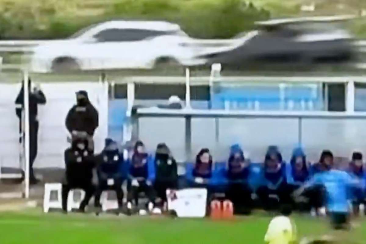 video o minge trimisa in strada in timpul unui meci de liga a doua a cauzat un accident rutier