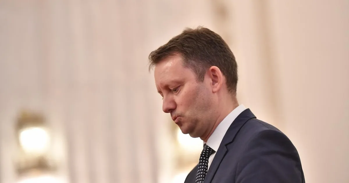Ce propune guvernul Mureșan: interdicții la cumulul pensie-salariu și reforma ajutoarelor