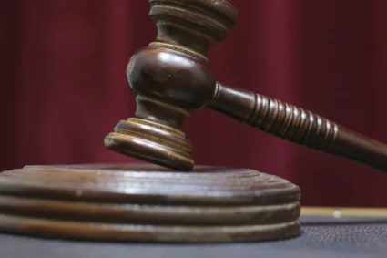Femeie din Galați, obligată să plătească daune morale unui salon pentru recenzii negative