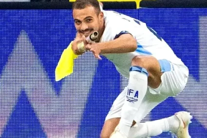Fotbalist israelian eliminat după ce a simulat un atac armat cu steagul de colț