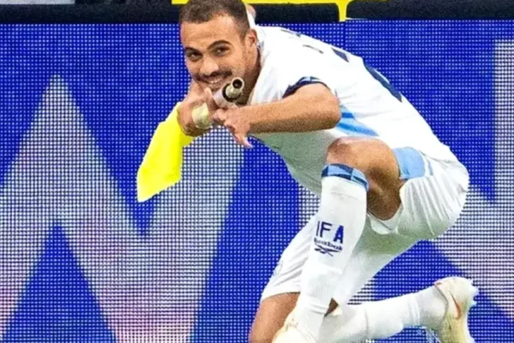 Fotbalist israelian eliminat după ce a simulat un atac armat cu steagul de colț