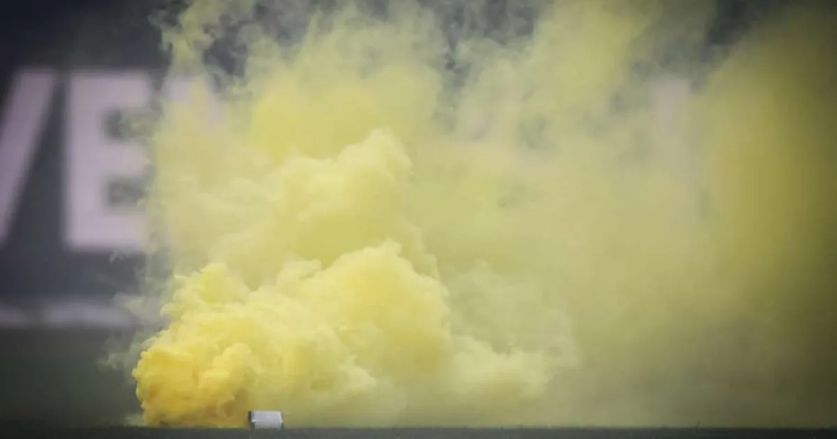 Fumigene aruncate din afara arenei au întrerupt meciul rivalei din Cupa Danemarcei