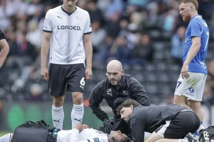 Panică în Derby – Birmingham: Henrik Meister s-a prăbușit pe teren și a fost scos pe targă