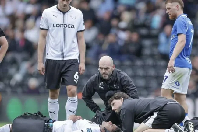 Panică în Derby - Birmingham: Henrik Meister s-a prăbușit pe teren și a fost scos pe targă