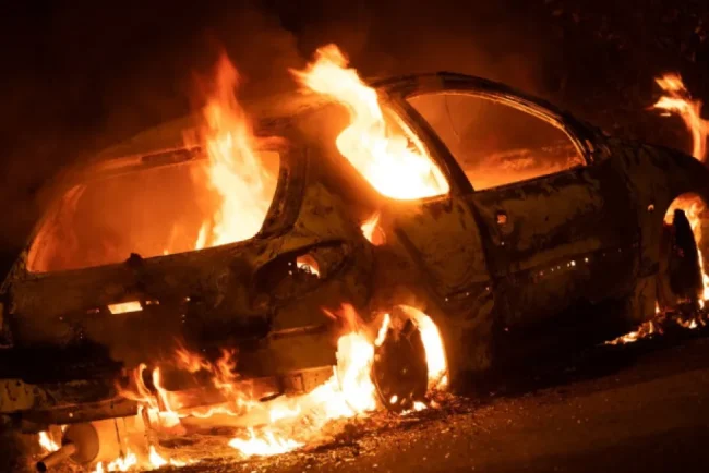 Preot din Bihor, acuzat că a regizat incendierea mașinii ca să pară persecutat