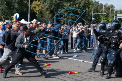 Șase mandate noi de arestare după violențele din Piața Victoriei