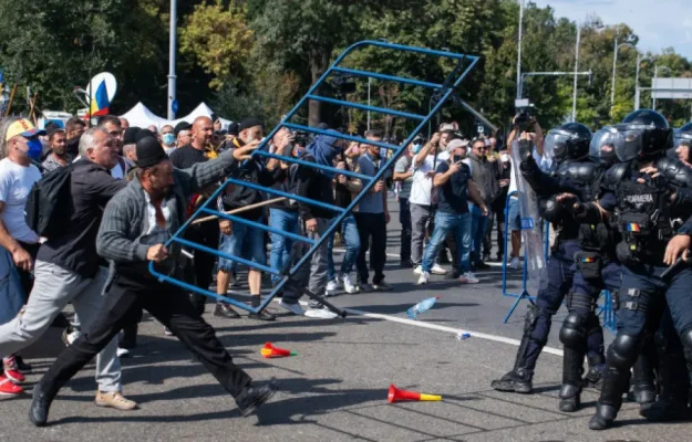 Șase mandate noi de arestare după violențele din Piața Victoriei