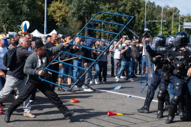 Șase mandate noi de arestare după violențele din Piața Victoriei