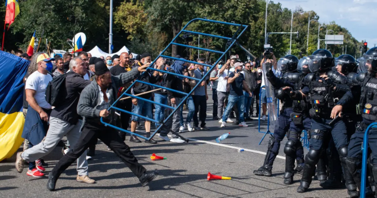 Șase mandate noi de arestare după violențele din Piața Victoriei