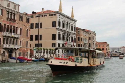 Scandal la Veneția: Un cuplu a fost filmat făcând sex pe un vaporetto plin cu turiști