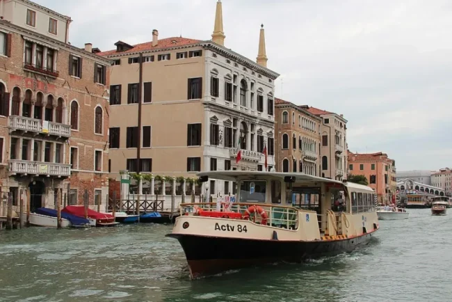 Scandal la Veneția: Un cuplu a fost filmat făcând sex pe un vaporetto plin cu turiști