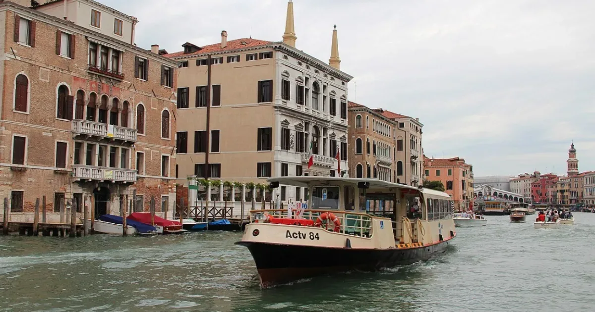 Scandal la Veneția: Un cuplu a fost filmat făcând sex pe un vaporetto plin cu turiști