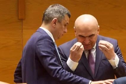 Sondaj: AUR conduce, PSD crește, PNL și USR pierd. Ce spun românii de anticipate