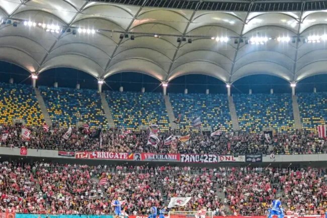 Torță aprinsă în tribune la Dinamo-Farul: două persoane rănite și amenzi de 14.700 de lei