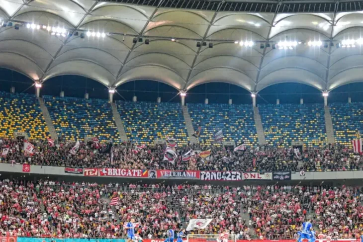 Torță aprinsă în tribune la Dinamo-Farul: două persoane rănite și amenzi de 14.700 de lei
