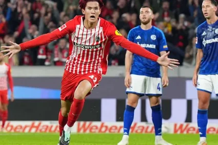 Freiburg câștigă dramatic în inferioritate numerică și urcă pe primul loc în Bundesliga