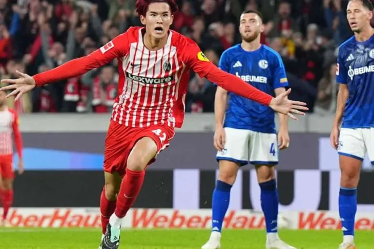 Freiburg câștigă dramatic în inferioritate numerică și urcă pe primul loc în Bundesliga