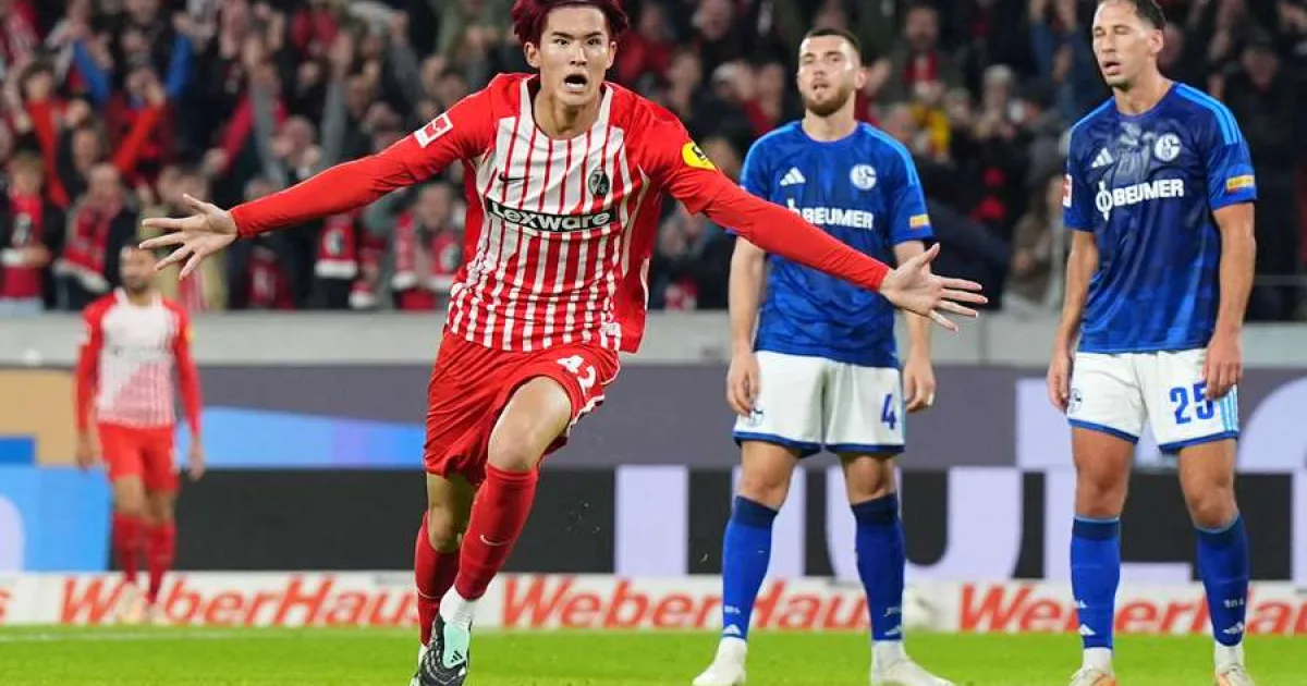 Freiburg câștigă dramatic în inferioritate numerică și urcă pe primul loc în Bundesliga