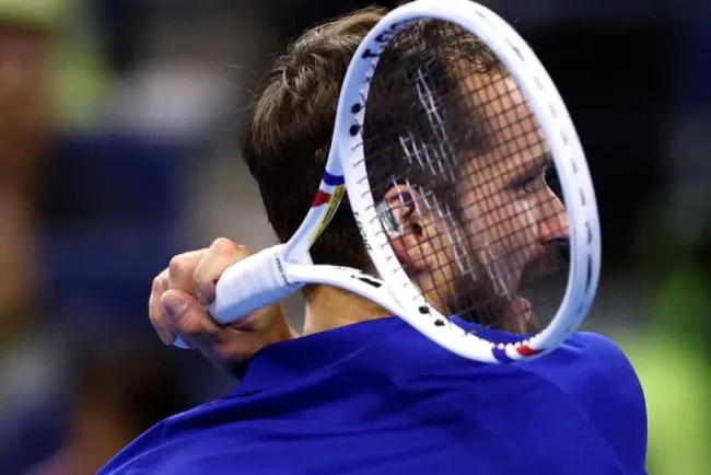 Medvedev, gest emoționant pentru fanul rănit la Beijing: de pe teren direct la spital