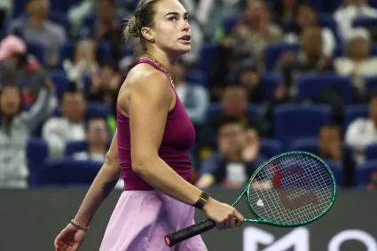 Sabalenka câștigă repede la Beijing și glumește despre Djokovic