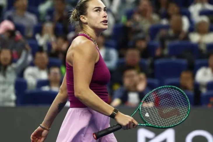 Sabalenka câștigă repede la Beijing și glumește despre Djokovic