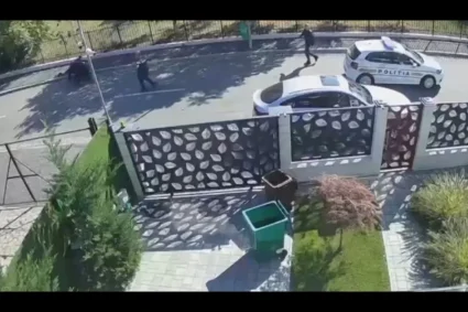 Un bărbat amenință polițiștii cu cuțitul în Capitală. Oamenii legii au scos armele